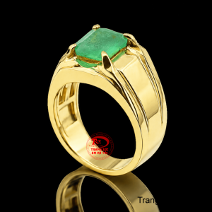 Viên đá Emerald xanh lục được đặt ở vị trí trung tâm, tạo điểm nhấn đẳng cấp và đầy cuốn hút.