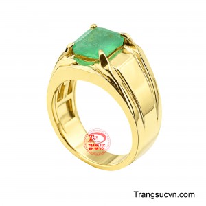 Viên đá Emerald xanh lục được đặt ở vị trí trung tâm, tạo điểm nhấn đẳng cấp và đầy cuốn hút.
