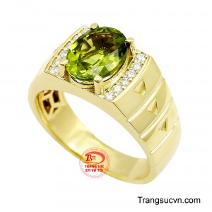 Những đường nét dứt khoát, góc cạnh tinh xảo tạo nên tổng thể vững chãi, thể hiện rõ cá tính của người đeo.