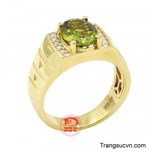 Nhẫn nam peridot bản lĩnh là biểu tượng của sự mạnh mẽ và phong thái tự tin, được chế tác từ vàng cao cấp với thiết kế bản lớn đầy nam tính.