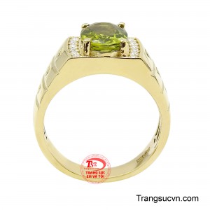 Điểm nhấn trung tâm là viên đá Peridot xanh lục rực rỡ, mang sắc màu của thiên nhiên và sự thịnh vượng.