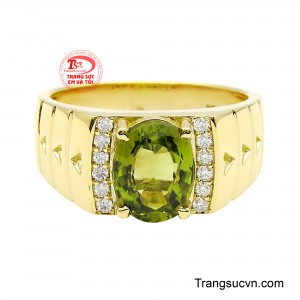 Ánh xanh trong trẻo kết hợp cùng các viên đá trắng đính hai bên giúp chiếc nhẫn thêm phần nổi bật, thu hút ánh nhìn ở mọi góc độ.