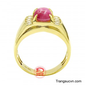 Chiếc nhẫn nổi bật với viên ruby cabochon sắc hồng đỏ rực rỡ đặt ở trung tâm với gam màu tượng trưng cho đam mê, quyền lực và sự kiên định.