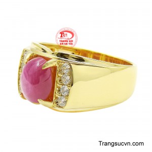 Thiết kế thân nhẫn bản to bằng vàng 10k sáng bóng, tạo cảm giác chắc chắn và nam tính.