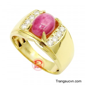 Hai bên được nạm dãy đá cz lấp lánh, giúp tôn lên viên ruby trung tâm và tăng thêm vẻ sang trọng, đẳng cấp.