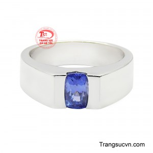 Chiếc nhẫn nam nổi bật với thiết kế mạnh mẽ, tối giản nhưng đầy cuốn hút. 