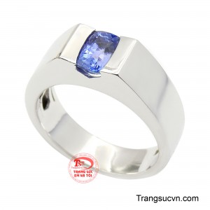 Chất liệu vàng trắng sáng bóng được xử lý bề mặt tinh xảo, tạo nên hiệu ứng ánh kim lạnh đặc trưng của trang sức vàng cao cấp, mang lại cảm giác sang trọng và hiện đại.