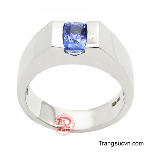 Tâm điểm của sản phẩm là viên sapphire xanh dương được cắt giác chữ nhật bo góc và sắc nét. 