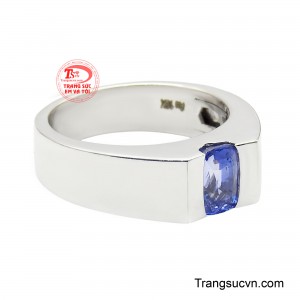 Ánh xanh huyền bí của sapphire không chỉ tạo điểm nhấn nổi bật mà còn thể hiện sự điềm tĩnh, trí tuệ và đẳng cấp của người đeo. 