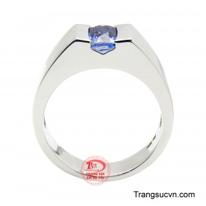 Phần thân nhẫn bản lớn, thiết kế vát cạnh dứt khoát, ôm tay chắc chắn, phù hợp với phong cách nam tính, mạnh mẽ.