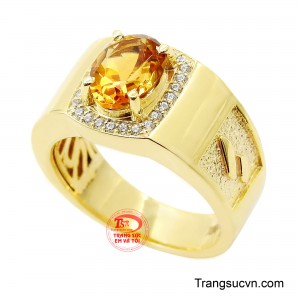 Viên thạch anh vàng cam rực rỡ được đặt trung tâm, bao quanh bởi hàng đá trắng tinh xảo tạo nên hiệu ứng sang trọng đầy cuốn hút.