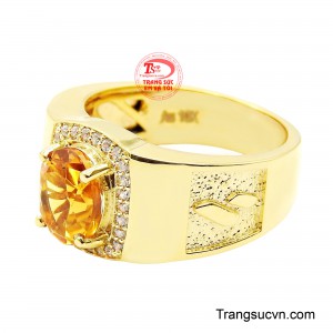 Kết hợp bề mặt vàng bóng cùng chi tiết chạm khắc hiện đại mang đến vẻ đẹp lịch lãm và quyền uy. 