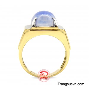 Điểm nhấn viên đá được mài cabochon nổi bật tạo chiều sâu cuốn hút, kết hợp cùng sắc vàng 18K cao cấp cùng chi tiết vàng trắng tinh xảo.
