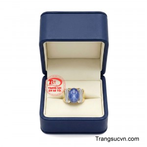 Sự hòa quyện giữa sắc vàng 18K sang trọng và viên đá xanh độc đáo mang đến điểm nhấn nổi bật đầy cuốn hút trong mọi ánh nhìn.