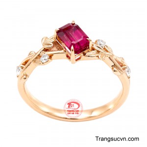 Sắc ruby nồng nàn tượng trưng cho tình yêu và sự may mắn, giúp tôn lên khí chất quý phái của người đeo. 