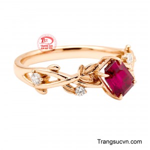Một thiết kế nhẹ nhàng nhưng vẫn đủ nổi bật để đồng hành trong mọi khoảnh khắc thanh lịch thường ngày.
