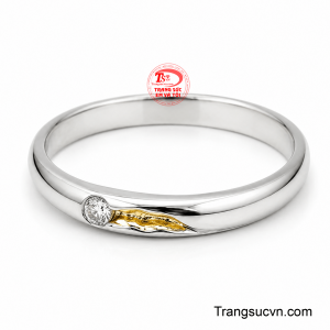Với phong cách nhẹ nhàng nhưng đẳng cấp, chiếc nhẫn giúp tôn lên vẻ đẹp dịu dàng và thanh lịch của đôi tay người đeo.