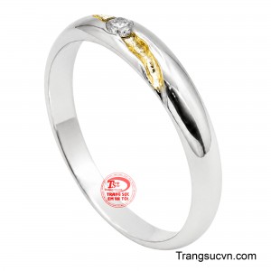 Điểm nhấn nổi bật là viên đá sáng lấp lánh kết hợp đường nét vàng trắng mềm mại, tạo nên vẻ đẹp hiện đại và đầy cuốn hút. 