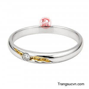 Với phong cách nhẹ nhàng nhưng đẳng cấp, chiếc nhẫn giúp tôn lên vẻ đẹp dịu dàng và thanh lịch của đôi tay người đeo. 