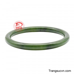 Chất cẩm thạch bóng mịn, độ trong vừa phải giúp chiếc vòng nổi bật nét tinh tế và cổ điển, phù hợp cho cả phong cách thường ngày lẫn trang phục thanh lịch. 