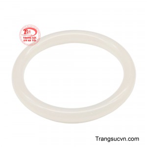 Vòng mã não bạch vân phú quý sở hữu sắc trắng thanh khiết cùng độ bóng mịn tự nhiên, mang vẻ đẹp nhẹ nhàng nhưng đầy sang trọng. 