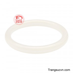 Những dải vân mờ mềm mại tựa áng mây tạo nên nét cuốn hút tinh tế, giúp chiếc vòng trở thành điểm nhấn thanh lịch cho mọi phong cách. 