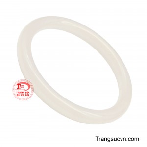 Sắc trắng bạch vân còn gợi cảm giác thuần khiết, thanh tao, mang đến nguồn năng lượng hài hòa và may mắn cho người đeo. 