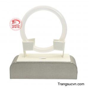 Vẻ đẹp tối giản nhưng tinh tế của chiếc vòng giúp tôn lên khí chất thanh lịch và nhẹ nhàng cho người sở hữu. 