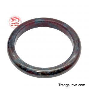 Vòng Tay Ruby - Saphir Hưng Thịnh nổi bật với tông màu đỏ lam sẫm huyền ảo, tạo nên vẻ đẹp mạnh mẽ nhưng vẫn đầy tinh tế.