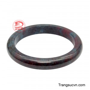 Những dải sắc đỏ rượu vang hòa cùng ánh lam trầm tự nhiên mang đến cảm giác sang trọng, bí ẩn và cuốn hút riêng biệt.