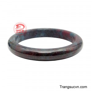 Thiết kế vòng trơn liền khối tượng trưng cho sự viên mãn, bền vững và hanh thông trong cuộc sống. 