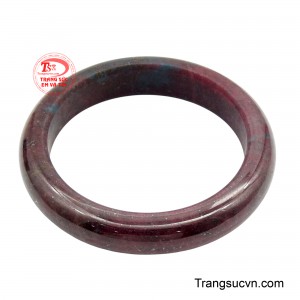 Vòng tay Ruby tài lộc nổi bật với gam màu đỏ lam sẫm huyền bí.