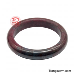 Sắc đá tự nhiên hòa quyện giữa đỏ trầm và ánh lam tạo nên nét độc đáo, đẳng cấp riêng cho người đeo.