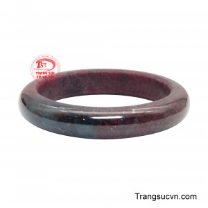 Theo phong thủy, đá Ruby mang nguồn năng lượng tích cực, hỗ trợ thu hút tài lộc và bình an.