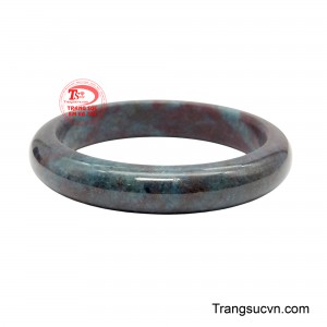 Gam màu chuyển tự nhiên như bầu trời đêm giao thoa cùng ánh lửa.