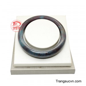 Thiết kế nguyên khối bo tròn mềm mại không chỉ tôn lên nét thanh lịch mà còn đem lại cảm giác đeo thoải mái hằng ngày. 