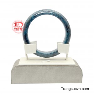 Theo phong thủy, Sapphire xanh còn được xem là biểu tượng của may mắn, tài lộc và sự thịnh vượng bền vững.