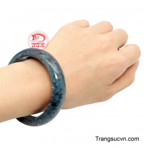Một món trang sức vừa thanh lịch vừa mang ý nghĩa tốt lành dành cho người sở hữu.
