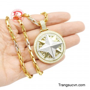 Trong khi những chi tiết đính đá lấp lánh bao quanh mặt dây giúp tổng thể trở nên nổi bật và cuốn hút hơn. 