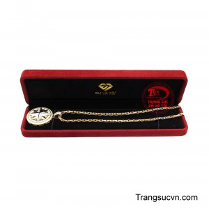 Dây chuyền được thiết kế chắc chắn, mang lại cảm giác nam tính nhưng vẫn giữ được nét thanh lịch, phù hợp với nhiều phong cách thời trang khác nhau.