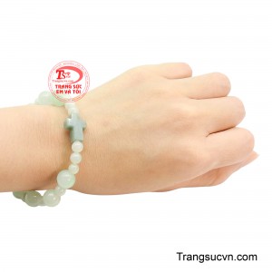 Điểm nhấn thánh giá ngọc ở trung tâm không chỉ làm nổi bật vẻ đẹp thanh cao mà còn là biểu tượng của niềm tin, hy vọng và sự che chở thiêng liêng.