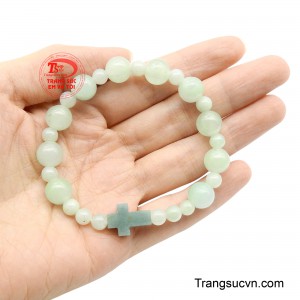 Những hạt ngọc được tuyển chọn với độ bóng mịn tự nhiên, kết nối thành vòng chuỗi mềm mại tượng trưng cho sự gắn kết, yêu thương và lòng tín thác. 
