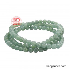 Những hạt ngọc tròn đều với sắc độ chuyển màu tự nhiên từ xanh ngọc nhạt đến xanh lam trầm tạo nên vẻ đẹp hài hòa, cuốn hút trong từng chi tiết.