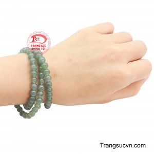 Sự kết hợp giữa gam màu xanh thanh mát và độ bóng mượt tự nhiên giúp chuỗi tay trở thành điểm nhấn tinh tế cho mọi phong cách.