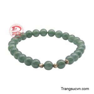 Từng hạt ngọc tròn đều được tuyển chọn kỹ lưỡng, kết hợp cùng các điểm nhấn kim loại tinh xảo, tạo nên tổng thể hài hòa và nổi bật.