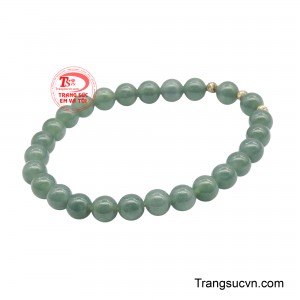 Sắc lam tượng trưng cho trí tuệ, sự điềm tĩnh và nội lực vững vàng, trong khi ngọc quý từ lâu đã được xem là biểu tượng của phúc khí và sự thịnh vượng.