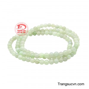 Những hạt ngọc được tuyển chọn và chế tác tỉ mỉ, tạo nên tổng thể hài hòa, mềm mại trên cổ tay người đeo.