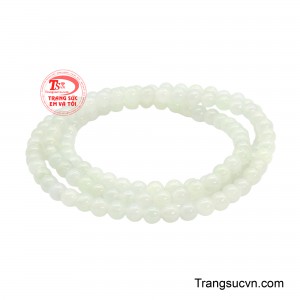 Chuỗi Tay Ngọc Sương Mai sở hữu sắc trắng xanh dịu dàng cùng độ bóng mượt tự nhiên, mang đến vẻ đẹp thanh thoát và đầy cuốn hút.