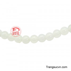 Gam màu trong trẻo của ngọc gợi cảm giác bình an, thuần khiết và thư thái, giúp người đeo thêm phần thanh lịch trong mọi khoảnh khắc.