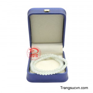 Mỗi hạt ngọc như một giọt sương ngậm ánh bình minh, gửi gắm lời chúc về cuộc sống an yên, hạnh phúc và viên mãn.